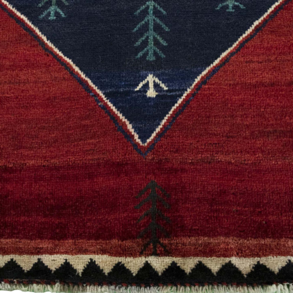 Håndknyttet Gabbeh tæppe i rød- og blåtoner med geometrisk mønster